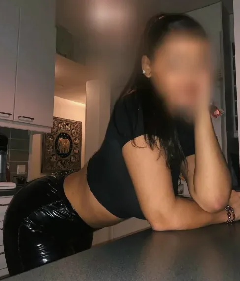 Amalie, 32