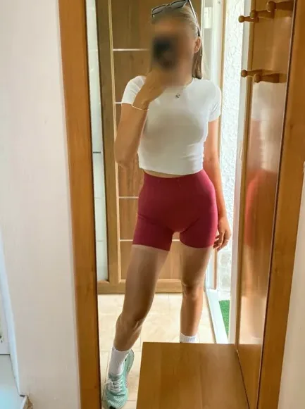 Ella, 27